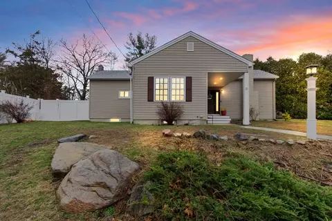 10 Phaneuf St, Middleton, MA 01949