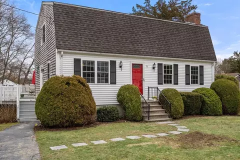 56 Evergreen Dr, Swansea, MA 02777