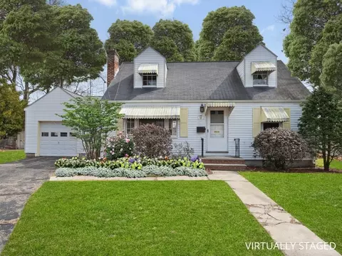 15 Westbrook Cir, Waltham, MA 02453