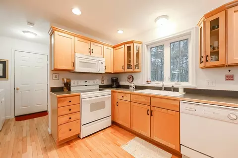 70 Macarthur Rd, Northbridge, MA 01534 photo 4