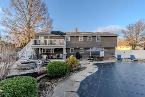 Exterior - 12 Fieldstone Dr, Stoneham, MA 02180 photo 6 of 7