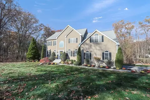 5 Shamrock Ln, Medway, MA 02053