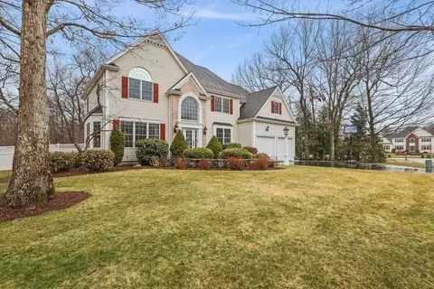 2 Kristen Cir, North Attleboro, MA 02760