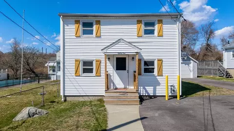 81 Perkins St, Somerset, MA 02725