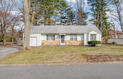 5 Kerry Dr, Springfield, MA 01118