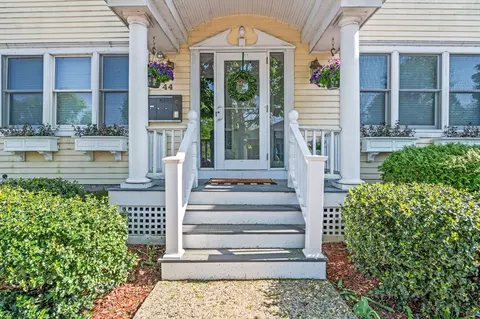 44 Friend St #B, Amesbury, MA 01913