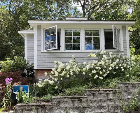 12 Stonecleve Rd, Wellesley, MA 02482