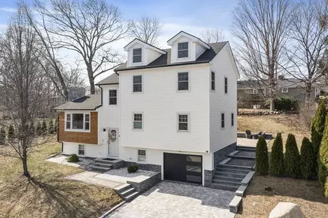 8 Edgewood Dr, Milford, MA 01757