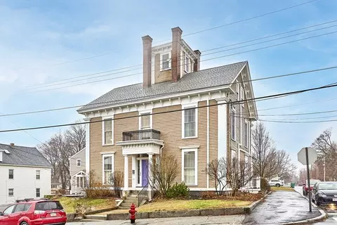 214 3rd St #B, Lowell, MA 01850