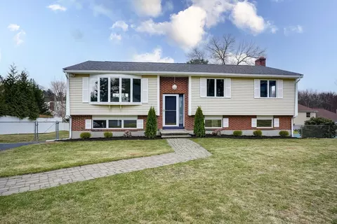 1 Maureen Dr, Burlington, MA 01803