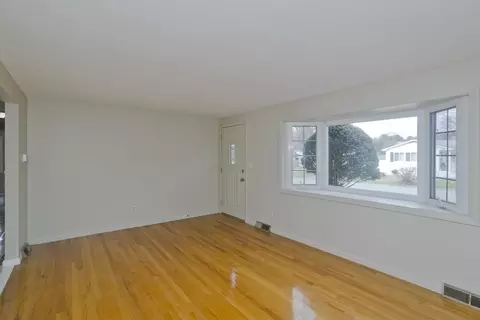 Living - 75 Penncastle St, Springfield, MA 01129 photo 2 of 6
