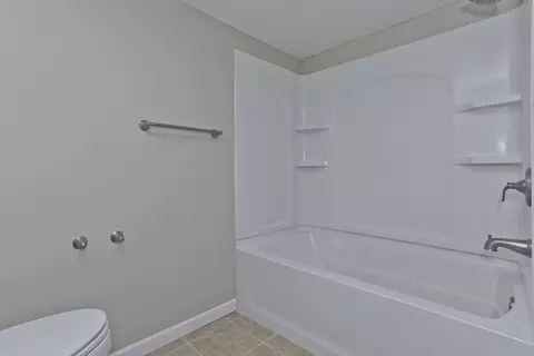 Bath - 75 Penncastle St, Springfield, MA 01129 photo 4 of 5