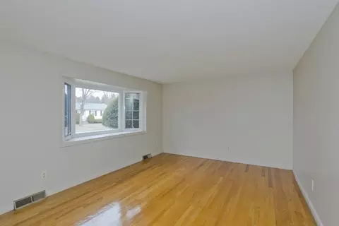Living - 75 Penncastle St, Springfield, MA 01129 photo 4 of 6