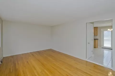 Living - 75 Penncastle St, Springfield, MA 01129 photo 5 of 6