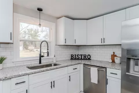 8 Christine St, Palmer, MA 01069