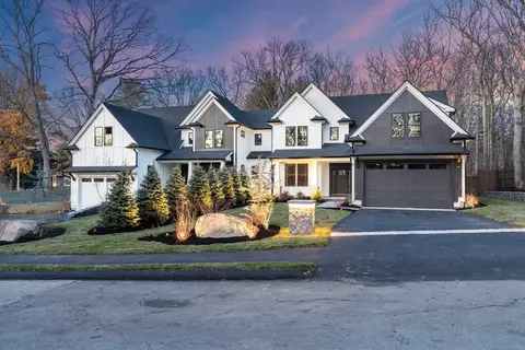 14 Robinson Dr #2, Bedford, MA 01730