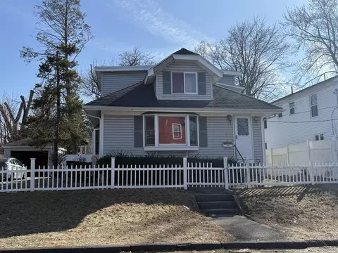 8 Quirk Ave, Holyoke, MA 01040
