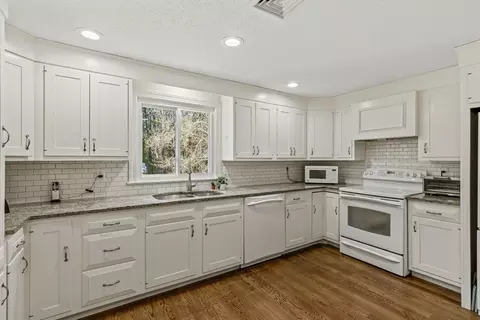 29 Amanda Ct, Cotuit, MA 02635 photo 8