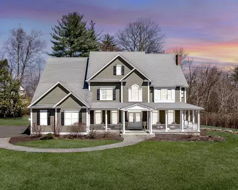 2 Gableview Ln, Southwick, MA 01077