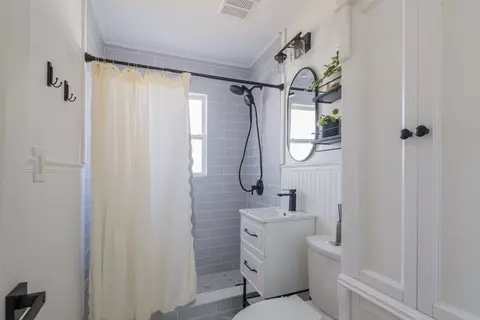 Bath - 31 Davis St, Hanover, MA 02339 photo 1 of 1