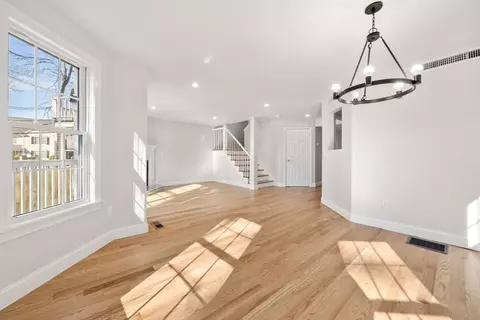 Living - 4 Midgley Ln, Worcester, MA 01604 photo 4 of 6