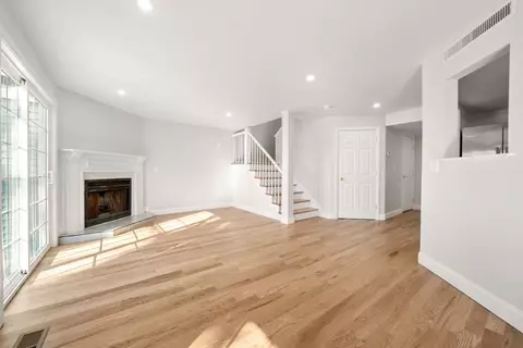 Living - 4 Midgley Ln, Worcester, MA 01604 photo 5 of 6
