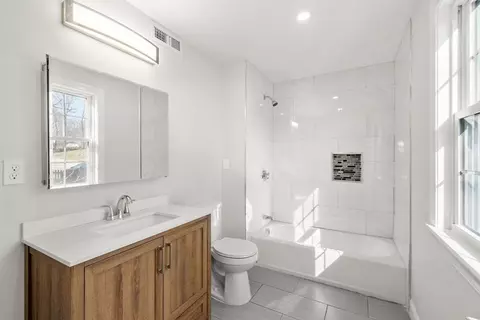 Bath - 4 Midgley Ln, Worcester, MA 01604 photo 1 of 2