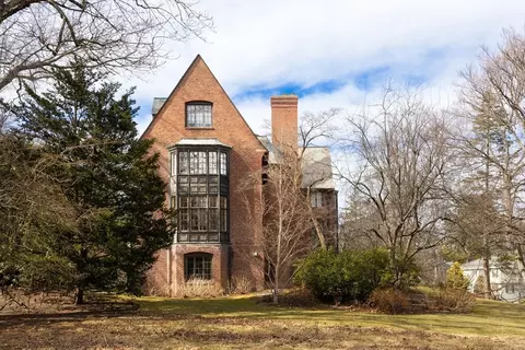 8 Holly Rd, Waban, MA 02468