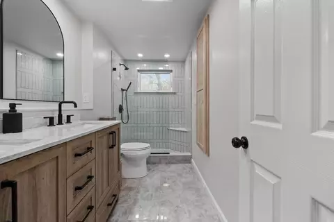 Bath - 4 Pranker Rd, Saugus, MA 01906 photo 2 of 3