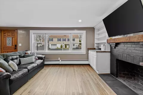 Living - 4 Pranker Rd, Saugus, MA 01906 photo 2 of 5