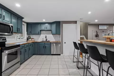 Kitchen - 4 Pranker Rd, Saugus, MA 01906 photo 3 of 4