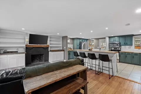 Kitchen - 4 Pranker Rd, Saugus, MA 01906 photo 2 of 4
