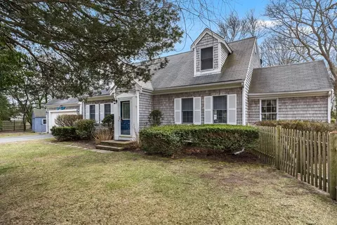 18 Savery Ln, Falmouth, MA 02540