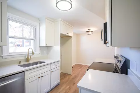 Kitchen - 64 Cherokee Dr, Springfield, MA 01109 photo 1 of 2