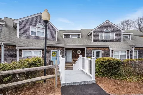 27 Harbor Hl #27, Bourne, MA 02532