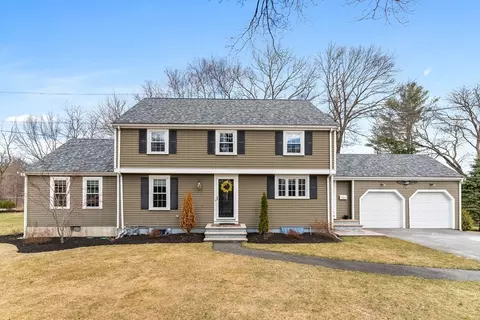 15 New Meadow Rd, Lynnfield, MA 01940