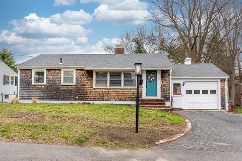 8 E Main St, Middleboro, MA 02346
