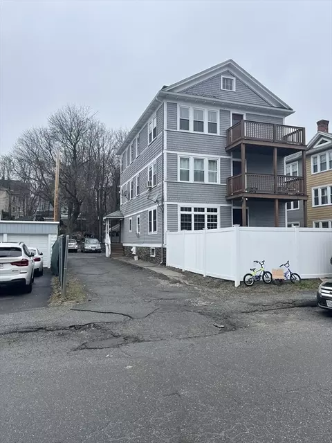 41 Hooper St, Worcester, MA 01605