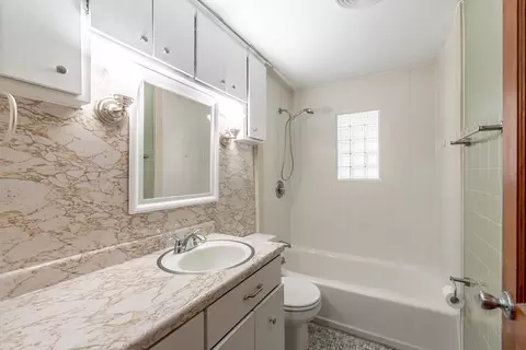 Bath - 166 Nottingham, Springfield, MA 01104 photo 1 of 1