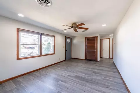 Living - 166 Nottingham, Springfield, MA 01104 photo 2 of 4