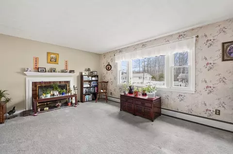 Living - 21 Leslie Rd, Worcester, MA 01605 photo 3 of 5