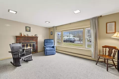 Living - 21 Leslie Rd, Worcester, MA 01605 photo 4 of 5