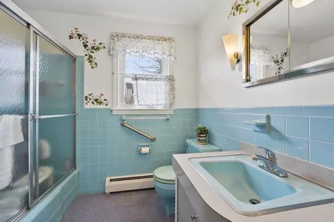 Bath - 21 Leslie Rd, Worcester, MA 01605 photo 1 of 3