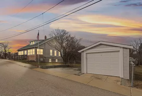 18 Connecticut Ave, Blackstone, MA 01504