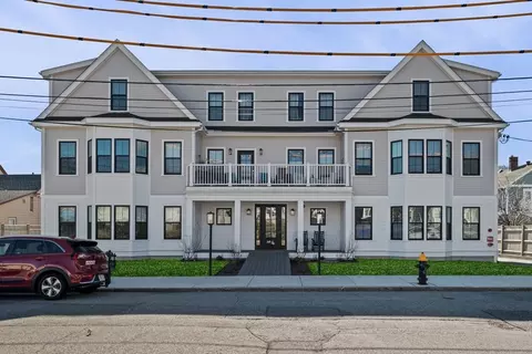 4 Anawan Ave #1, Boston, MA 02132
