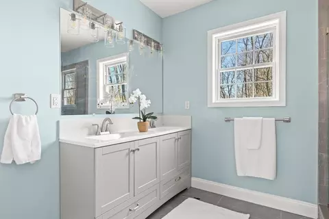 Bath - 541 North St, Georgetown, MA 01833 photo 2 of 4
