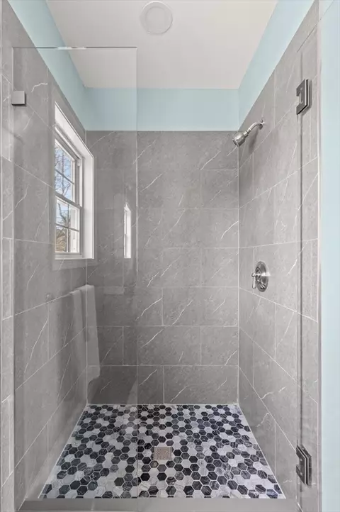 Bath - 541 North St, Georgetown, MA 01833 photo 3 of 4