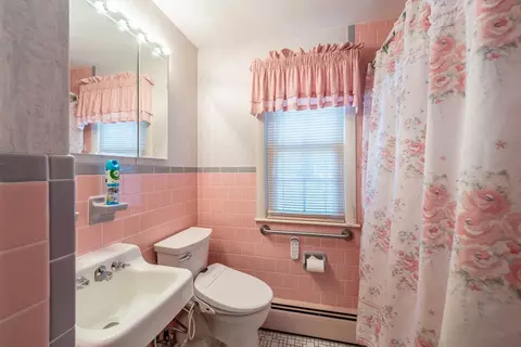 Bath - 16 Sonia St, Springfield, MA 01119 photo 2 of 3
