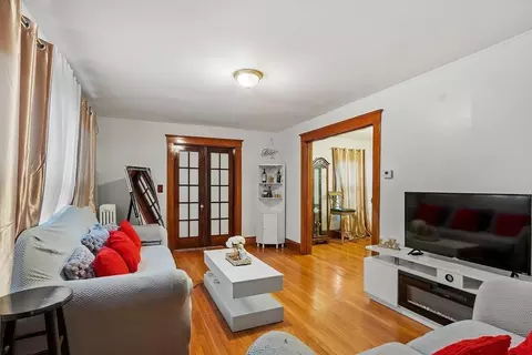 Entry Way - 2 Middle St # -4, Stoneham, MA 02180 photo 1 of 2