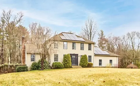 5 Dunny Cove Ln, Uxbridge, MA 01569
